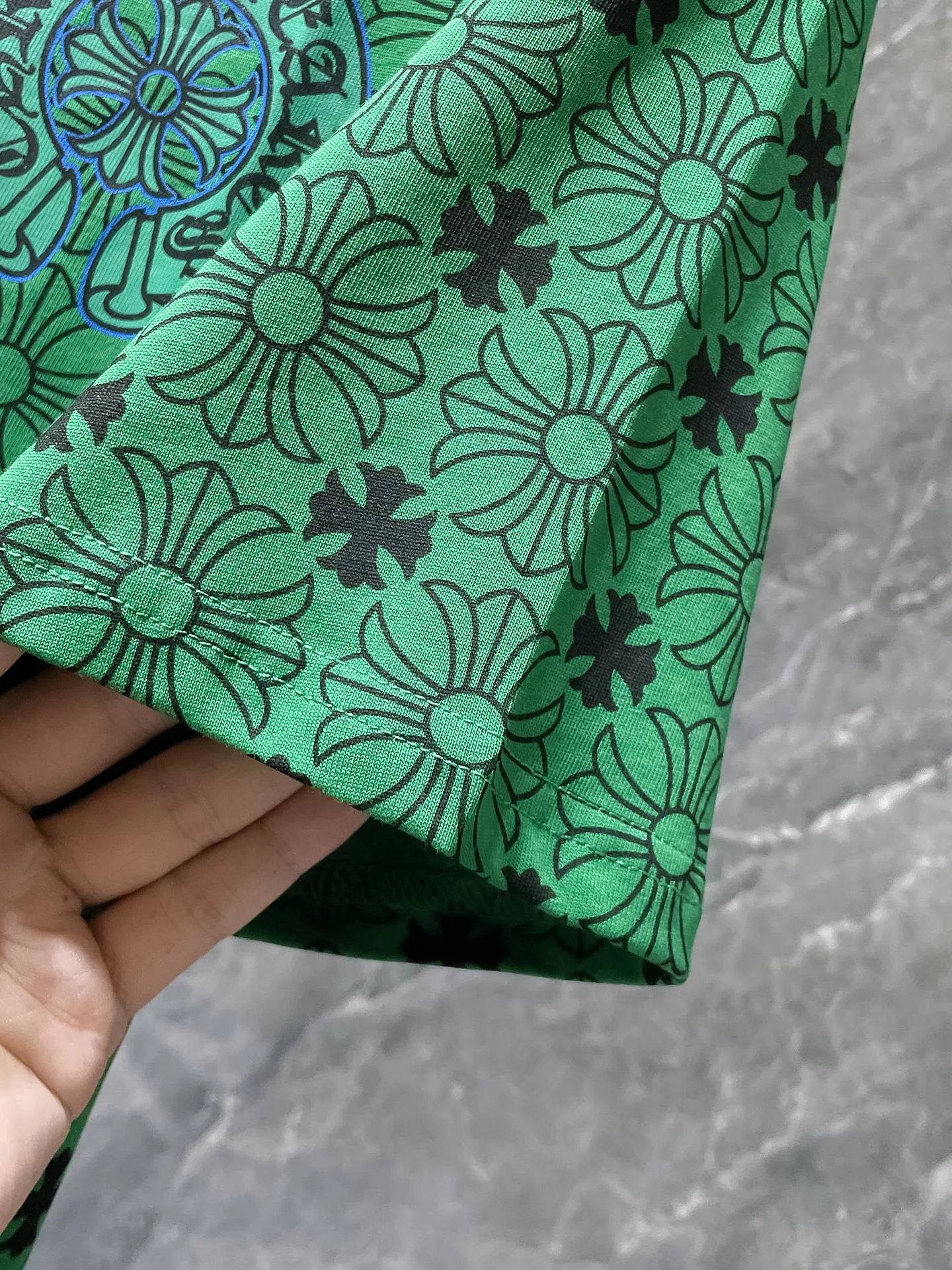 P140 New Chrome Hearts 25ss for summer. High-weight, environmentally friendly and high-quality top-grade fabric. 260g~270g. Customized version with cross-printed short-sleeves. Counter synchronization. Re-engraved version 1:1. Recommended color: green. Size: S, M, L, XL.